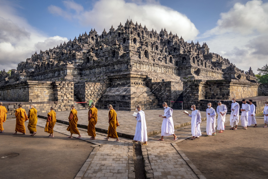 Tanah air kita terdiri dari berbagai suku budaya dan agama. Selain itu juga kaya akan peninggalan sejarah masa lalu yang luar biasa. Salah satunya adalah candi Borobudur yang pernah termasuk dalam keajaiban dunia. Selain sebagai tempat wisata sejarah, tempat ini juga menjadi tempat ibadah bagi umat Budha.<br />
Dan yang lebih hebat lagi, toleransi antar masyarakatnya juga sangat luar biasa. Antara ibadah dan wisata bisa berjalan bersama. Selain itu masyarakat Budha bisa menjalankan ibadah dengan damai di tengah masyarakat yang mayoritas beragama lainnya.<br />
Fungsi ganda yang dimiliki Candi Borobudur selain sebagai sarana ibadah juga sebagai tempat wisata secara tidak langsung telah membuat roda perekonomian masyarakat di sekitar candi meningkat.