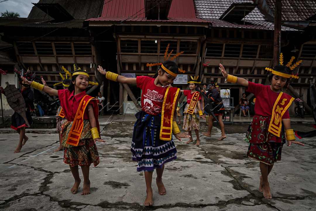 Sejumlah anak kecil melakukan tarian penyambutan tamu di Desa Wisata Hilisimaetano Kabupaten Nias Selatan, Sumatera Utara