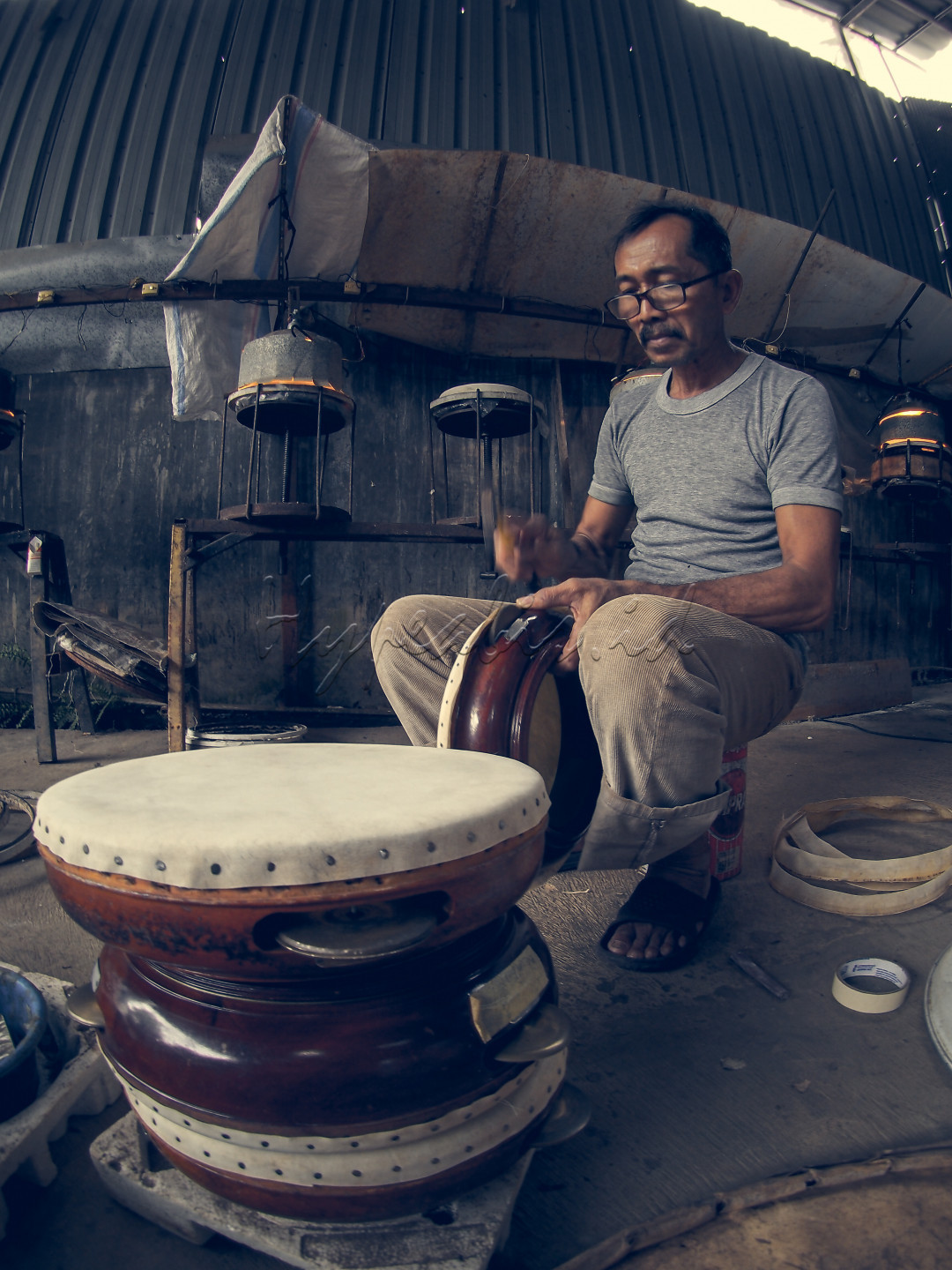 Sebagai daerah yang kental dengan religi dan seni islaminya, di Martapura Kabupaten Banjar, kerap dijumpai kegiatan keagamaan maupun pertunjukan, menggunakan alat musik rebana atau terbang.<br />
Hal ini membuat, alat musik terbang di daerah berjuluk Kota Santri ini, menjadi usaha kerajinan yang bertahan hingga kini, dan bahkan tetap laris di tengah era globalisasi.