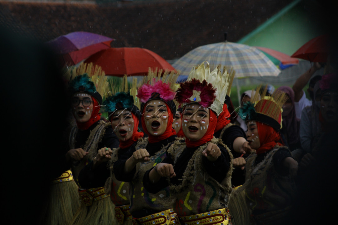 Indonesia memiliki banyak keindahan seperti alam, masyarakat dan budayanya. Kecantikan Wanita Indonesia sudah diakui dunia, apalah ketika sedang menarikan tarian kebudayaan setempat menambahkan nilai estetika sendirian bagi yang melihatnya. 