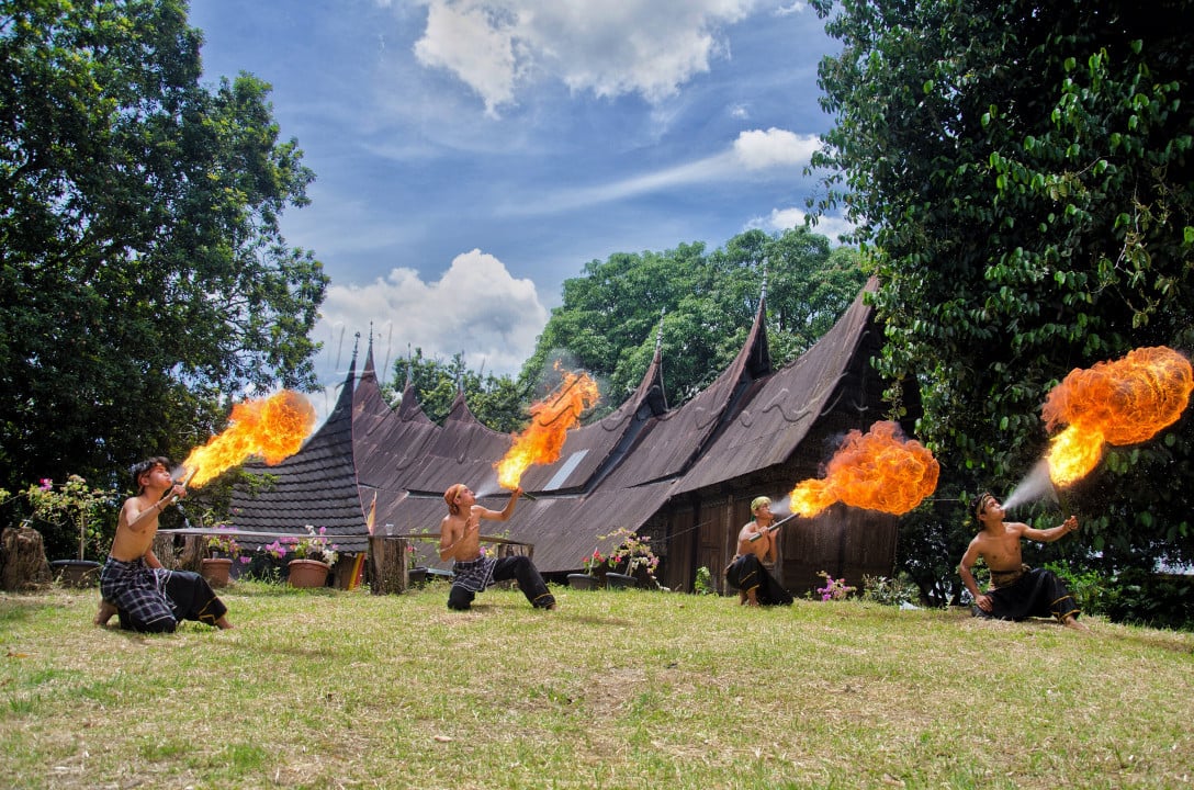 Silat tradisi merupakan seni beladiri asli indonesia yang telah di akui dunia<br />
Banyak kearifan lokal serta filosofis yang terkandung didalam seni beladiri ini<br />
Sebagai salah satu budaya asli bangsa seni tradisi ini harus kita lestarikan sebagai salah satu bentuk pewujudan dari menjaga 'kesaktian' Indonesia<br />
kita wajib bangga akan budaya ini karena dunai pun mengakui sebagai salah satu warisan tak benda asal Indonesia yang masih terjaga keaslian dan kelestrariannya