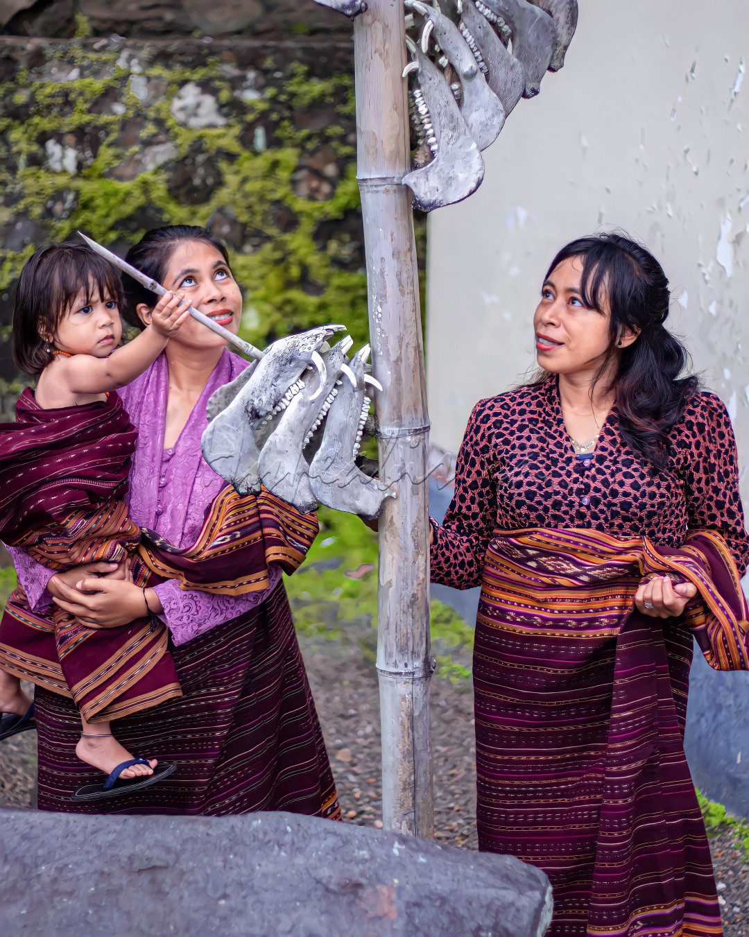 Potret Budaya Perempuan Dengan Balutan 'KEWATEK' ( Sarung Tenun Adonara - Lamaholot )