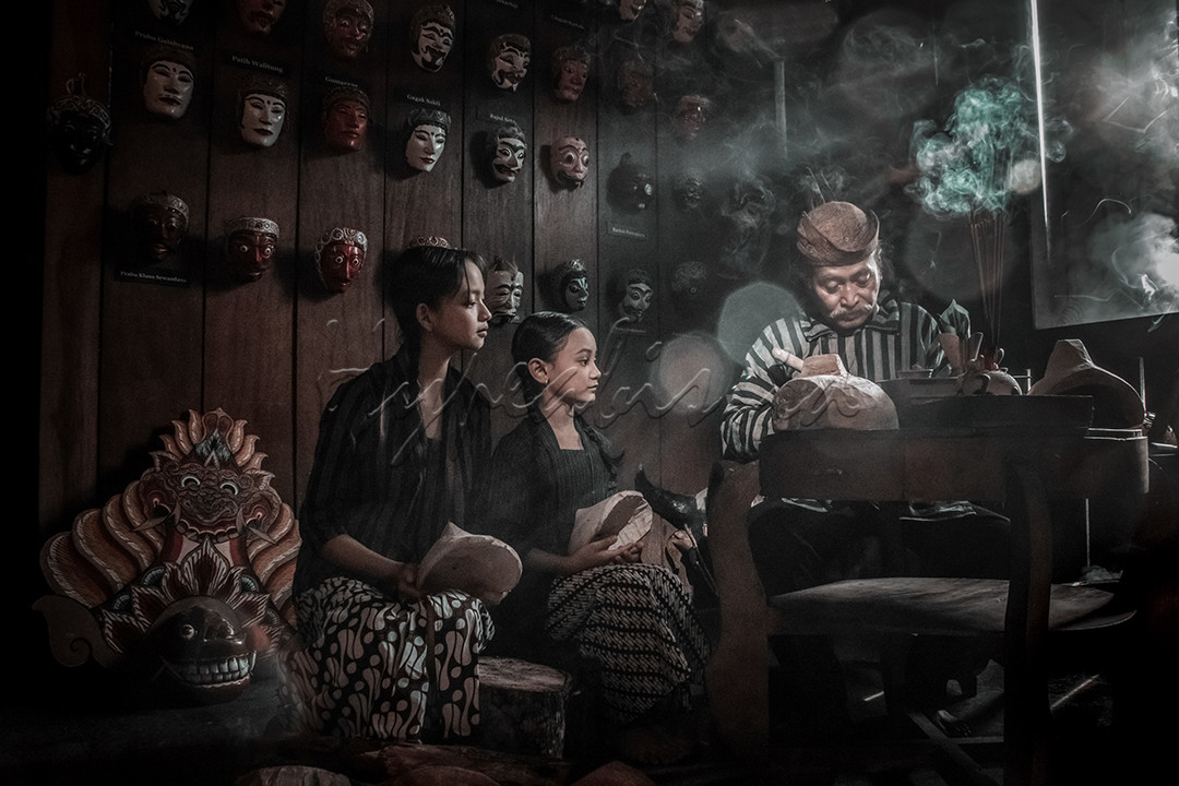 Topeng Malangan merupakan seni pemahatan topeng yang asli bercirikan khas Malang.Salah satu seni karya tradisional ini masih masih tetap bertahan sampai sekarang.Topeng Malangan adalah sebuah kesenian kuno yang telah berusia ratusan tahun.