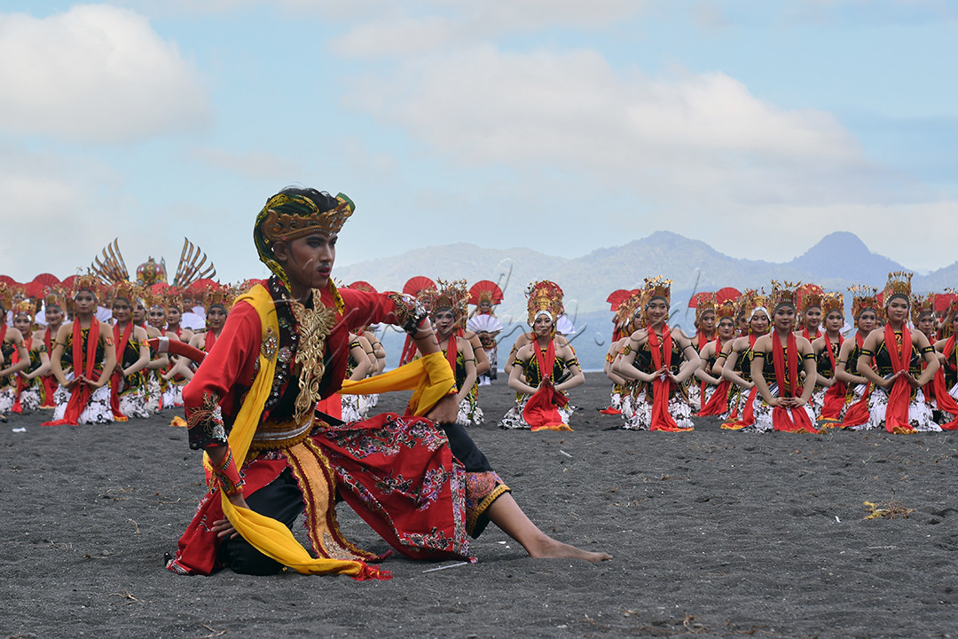 Menurut catatan sejarah, gandrung pertama kalinya ditarikan oleh para lelaki (lanang) yang didandani seperti perempuan. Instrumen utama yang mengiringi tarian Gandrung Lanang ini adalah kendang.Gandrung Lanang ini lambat laun lenyap pada tahun 1890-an. Berkembangnya Islam di Blambangan menjadi salah satu faktor mengapa tari Gandrung tidak lagi dibawakan oleh para pria yang berdandan ala wanita.
