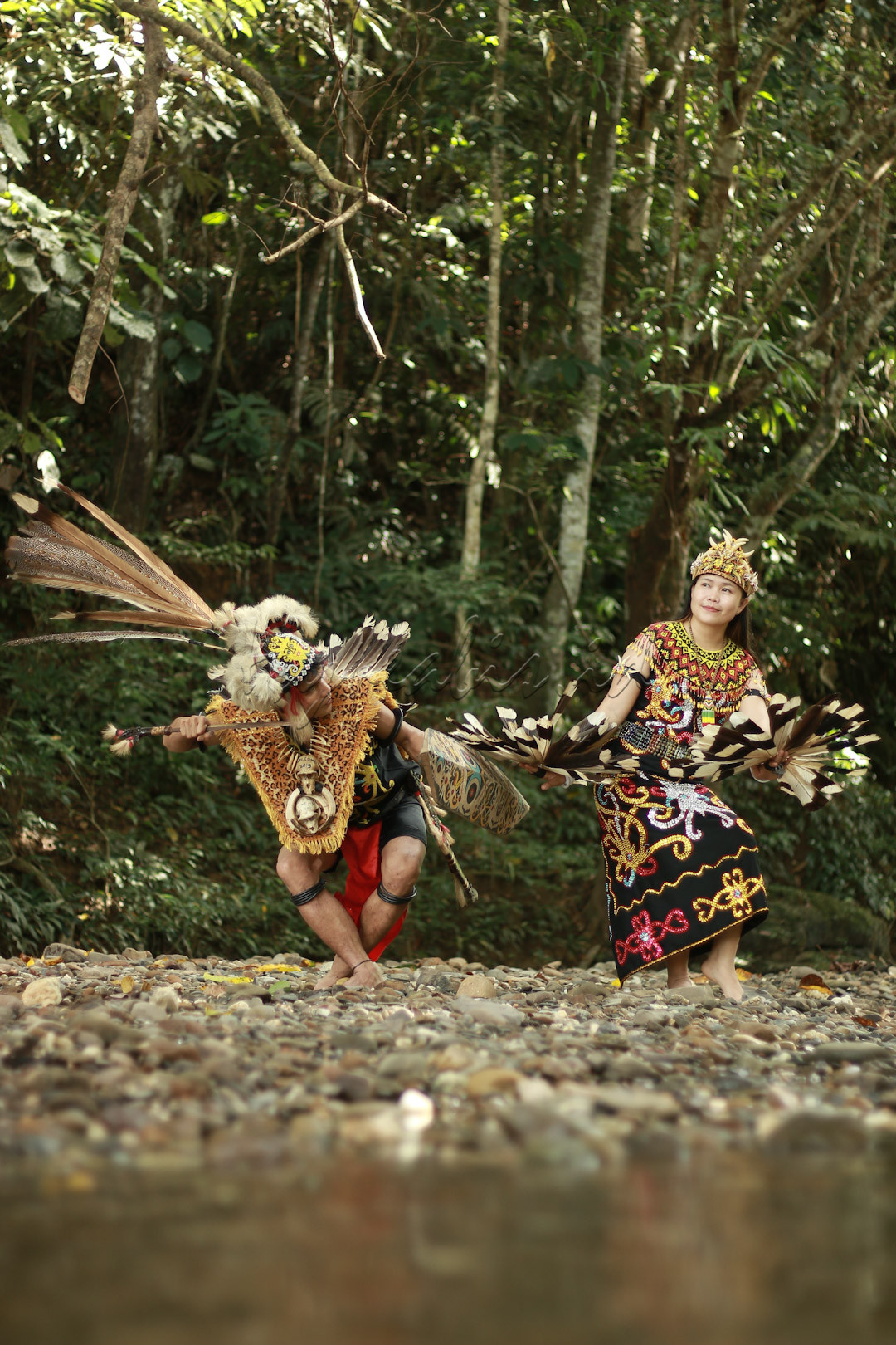 Tarian tunggal dimaknai ulu balang (bahasa Dayak Kenyah) atau seorang laki-laki pemberani untuk memikat perempuan Dayak Kenyah. Untuk memikat seorang perempuan tersebut, maka diwajibkan seorang laki-laki harus pintar menari tarian tunggal. 