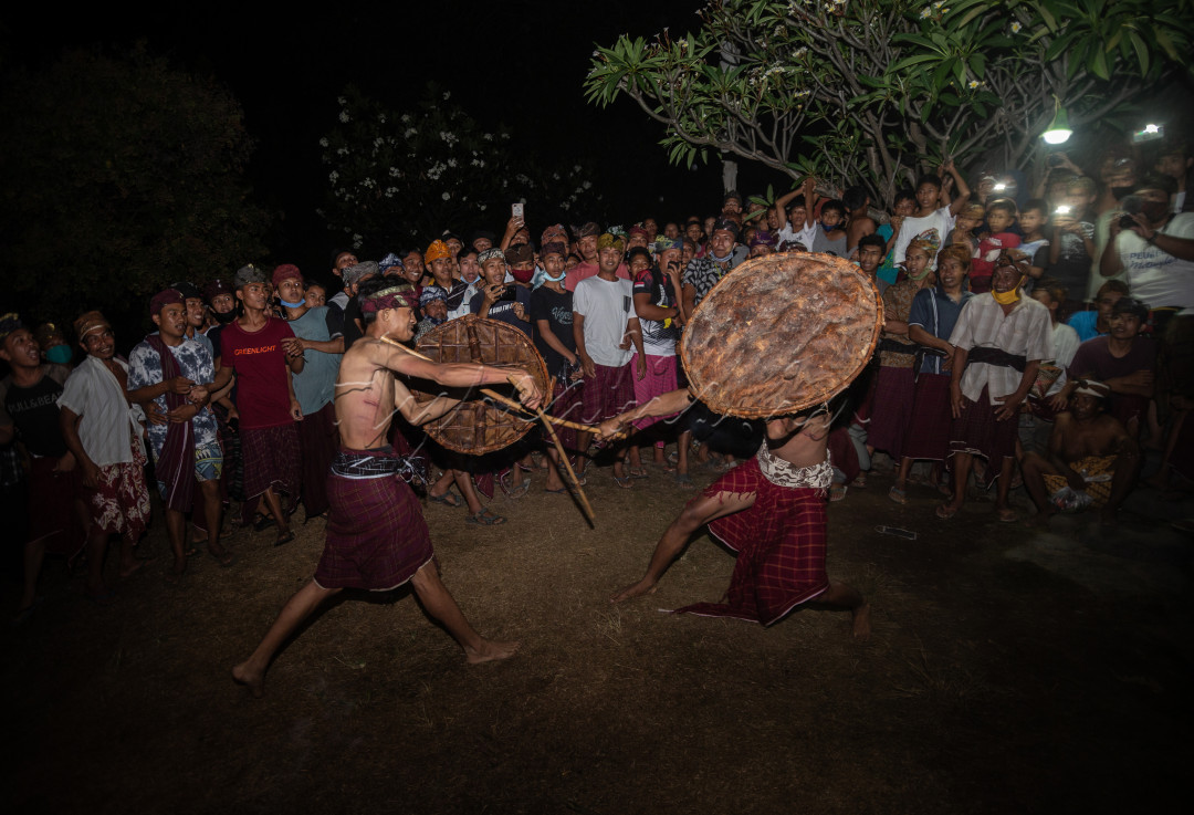 Peresean merupakan budaya turun temurun masyarakat lombok, pada umumnya peresean dilakukan pada sore hari akan tetapi berbeda dengan di wilayah bayan, peresean dilakukan pada malam hari dan hanya di terangi dengan penerangan seadanya, ketangkasan dan kelincahan petarung adalah kuncinya disini. di dalam kegelapan para petarung saling baku hantam menggunakan rotan dan perisai layaknya prajurit kerajaan, budaya ini dilakukan pada malam perayaan maulid nabi adat bayan.