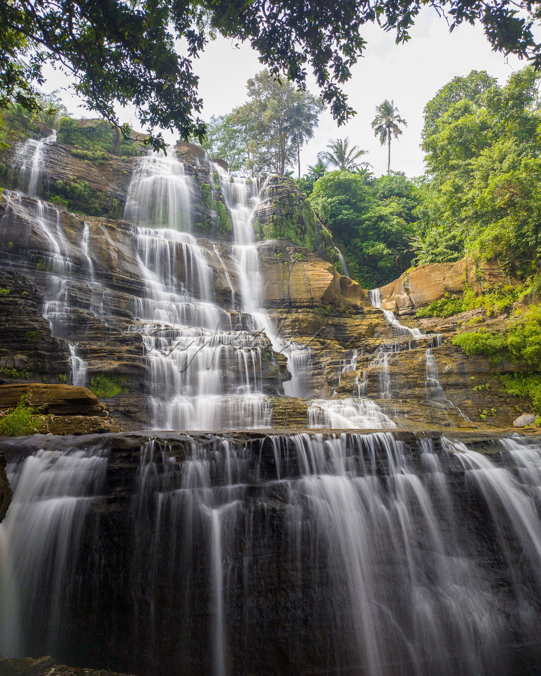 Curug luhur (Air Terjun Tinggi) Cigangsa merupakan air terjun unik dan terindah di Sukabumi, yang berada di Kawasan Geopark Ciletuh Pelabuhanratu, curug ini biasa disebut juga dengan Curug Luhur.<br />
<br />
Curug Cigangsa memiliki 2 tahapan, yakni tahapan atas yang mempunyai bentuk berlapis-lapis seperti kue lapis legit yang disebut dengan Undak Tengah. Sedangkan tahap bawah terdapat sebuah batu yang menyerupai kubah masjid, yang biasa disebut Batu Masigit.<br />
<br />
Curug Cigangsa memiliki keunikan tersendiri dimana bentuk curugnya terjadi akibat gerakan gempa yang sangat kuat, sehingga Curug Cigangsa bentuknya berundak-undak cantik sekali.<br />
<br />
Airnya mengalir melalui tebing batu tersebut, sungguh indah dan menakjubkan. Terdapat sebuah kolam alami yang berwarna hijau toska dibawahnya, yang siap menampung curahan air yang jatuh.