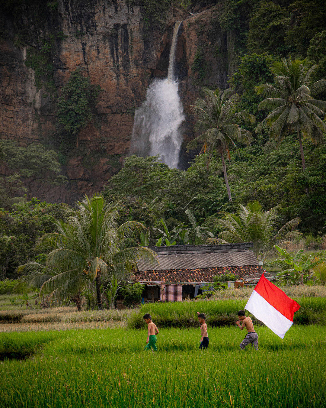 Curug Cimarinjung merupakan sebuah air terjun berketinggian sekitar 50 meter yang berada di Kabupaten Sukabumi, Provinsi Jawa Barat. Curug Cimarinjung terletak di kawasan Taman Bumi Ciletuh-Palabuhan ratu dan berjarak beberapa kilometer dari pesisir Pantai Palangpang. Pemandangan curug sudah dapat dilihat dari pintu masuk ke kawasan Desa Ciemas, dengan panorama yang membentang seperti persawahan dan pedesaan Curug Cimarinjung terletak di perbatasan Desa Ciwaru dan Desa Girimukti, Kecamatan Ciemas, Kabupaten Sukabumi, Jawa Barat. Rekomendasi rute terdekat adalah dimulai dari Kampung Cimarinjung, Desa Ciwaru. Sesuai dengan namanya, Curug Cimarinjung berada di aliran Sungai Cimarinjung pada ketinggian 100 meter di atas permukaan air laut (Mdpl). Sungai Cimarinjung merupakan salah satu sungai bermuara ke Teluk Ciletuh di Samudra Hindia.<br />
