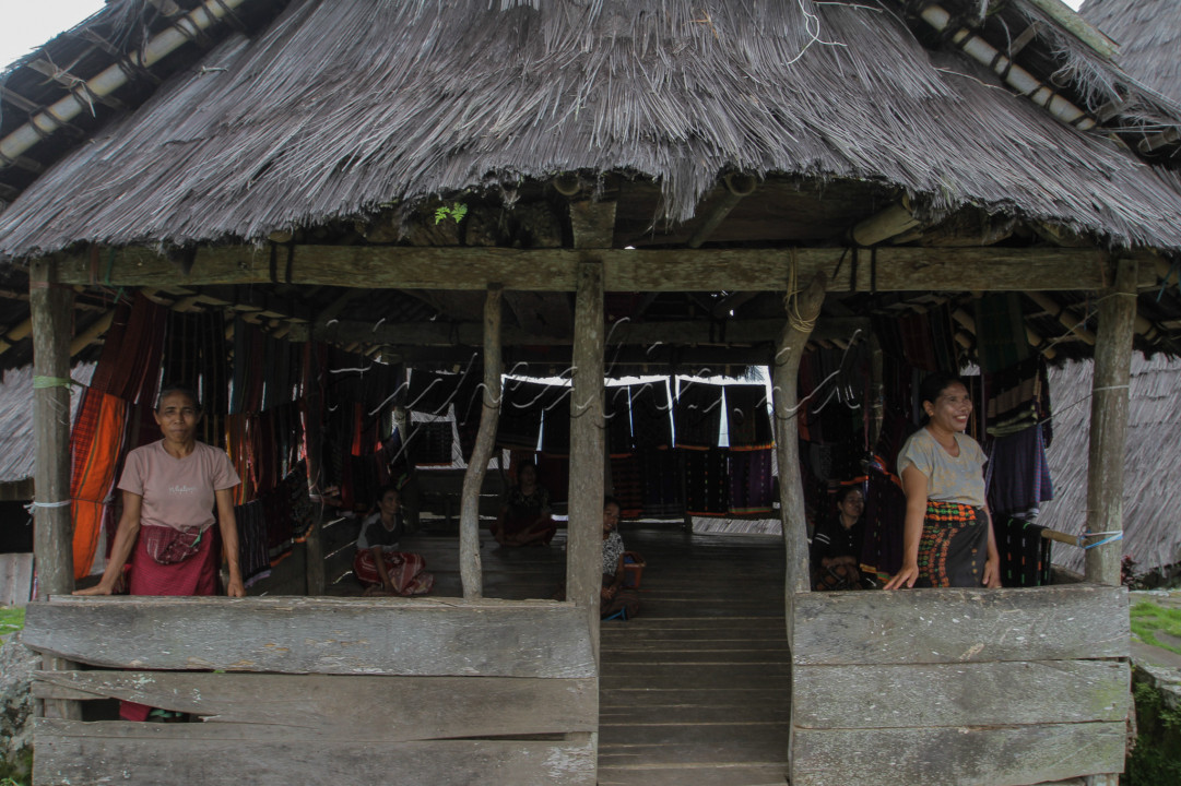 Kampung adat ini memiliki tarian tradisional yang dianggap sakral bernama Tari Caci, dimana hanya dimainkan oleh para pria Manggarai. Keindahan alam dan budaya menjadi daya tarik tersendiri bagi kampung adat ini.