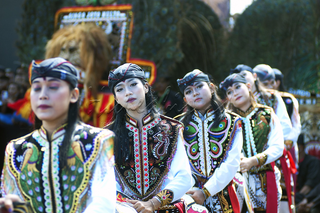 Kuda Lumping, salah satu tarian dan kesenian dari Tanah Air Indonesia yang berasal dari Pulau Jawa, khususnya dari daerah Jawa Timur. Selain kuda lumping, ada juga atraksi Reog dari Ponorogo.