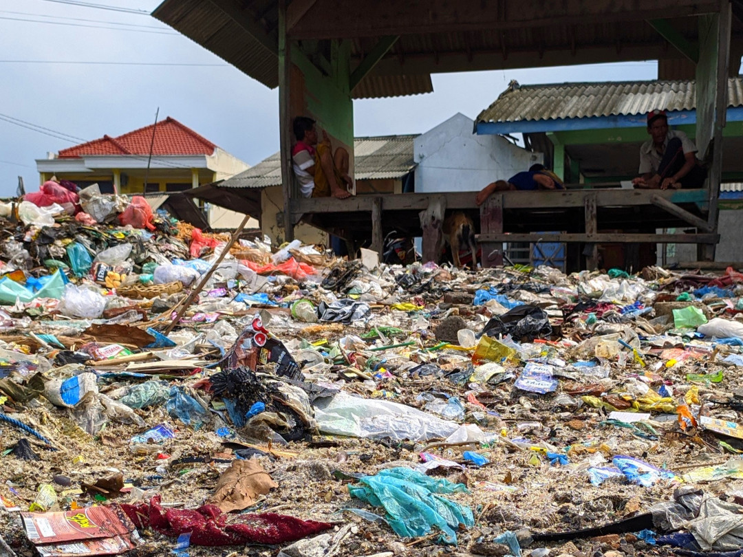 Masyarakat setengah sadar, membuang sampah ke TPS tetapi tidak memasukannya ke tempat sampah dan membuangnya di luar waktu yang ditetapkan.<br />
Masyarakat yang tidak sadar lebih parah lagi karena mereka membuang sampah seenaknya di lingkungan umum yang bukan TPS resmi sehingga banyak ditemukan sampah berserakan pada beberapa lingkungan . mengakibatkan bau yang tidak sedap dan menimbulkan penyakit untuk masyarakat yang kurang peduli terhadap sampah nya<br />
<br />
Lokasi berada di pesisir pantai lekok kab Pasuruan<br />
<br />
<br />
#lombafotonusantarasakti <br />
#hypeabisid <br />
#bisnisindonesiafoto