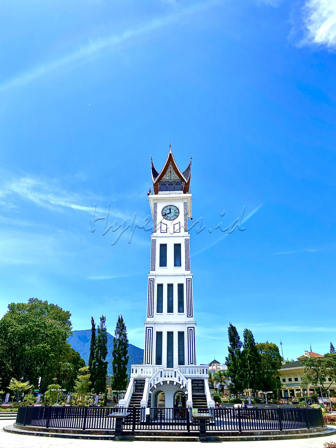 Langit cerah di atas jam gadang
