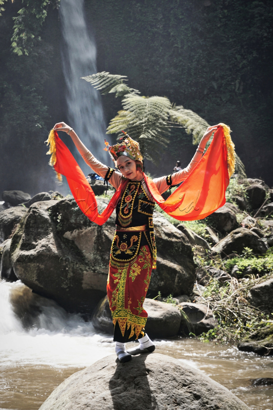 Tari Gandrung tidak hanya ada di Lombok, tapi juga menjadi tarian khas dan ikon dari Kabupaten Banyuwangi, Jawa Timur.<br />
Tari Gandrung Banyuwangi biasanya disuguhkan dalam berbagai acara seperti menyambut musim panen raya, resepsi pernikahan, atau khitanan.