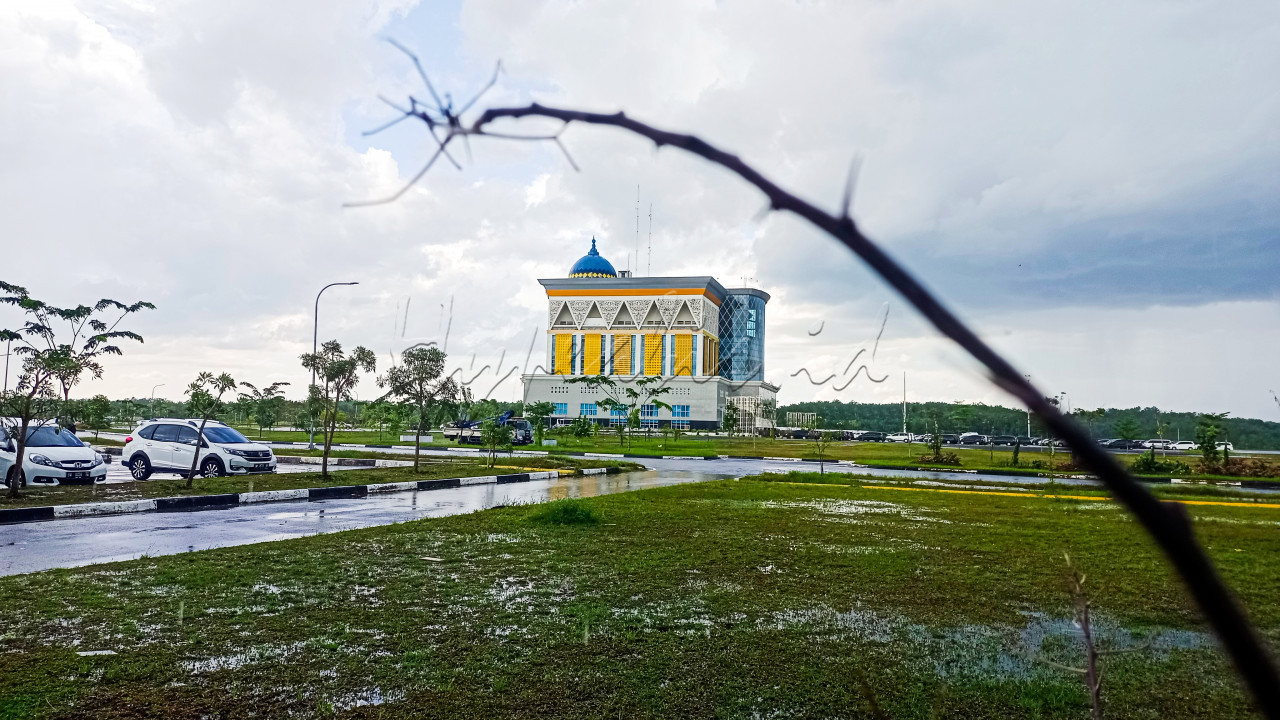 <b>Gedung </b>utama<b> </b>Kantor<b> </b>Walikota Pekanbaru di Komplek Pemerintahan Tenayan Raya. Seluruh organisasi perangkat daerah telah berkantor di tempat ini terkecuali Sekretariat dan Anggota DPRD Kota Pekanbaru.<b> </b>
