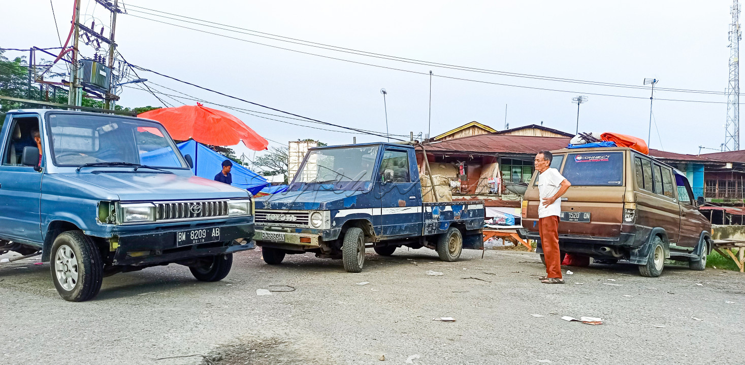 TIGA unit mobil produksi Toyota jenis Kijang tampak parkir berderetan, dan pemiliknya yaitu para pedagang kaki lima yang berjualan di pasar tradisional Danau Bingkuang di Kecamatan Tambang, Kampar, Riau. 