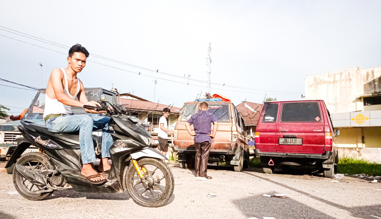 <strong>PENGGUNA </strong>Sepeda Motor Tengah Melintasi Salah Satu Sudut Pasar Danau Bingkuang di Kecamatan Tambang Kampar. Kepolisian Republik Indonesia terus menghimbau pengguna kendaraan roda dua mematuhi peraturan lalu lintas terutama kelengkapan pengemudi dalam berkendara. 