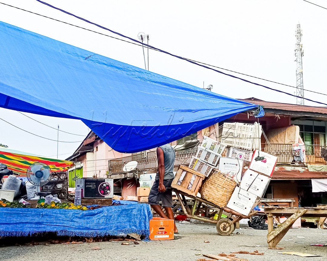 <b>SALAH </b>seorang<b> </b>buruh angkut barang milik pedagang sedang menjual jasanya guna mengangkat barang dagangan milik langganannya di pasar tradisional danau bingkuang kecamatan Tambang, Kampar, Riau. 