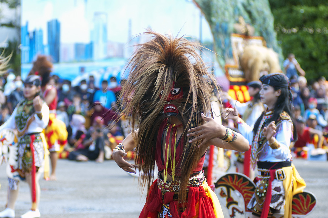 Salah satu seni tradisi Kesenian budaya dari daerah Ponorogo, yaitu Reog Ponorogo. Kesenian budaya ini merupakan kekayaan dan juga kearifan lokal budaya dari daerah Jawa Timur, Indonesia. Mari kita lestarikan dan cintai budaya lokal sehingga tak lekang waktu dan mendunia.