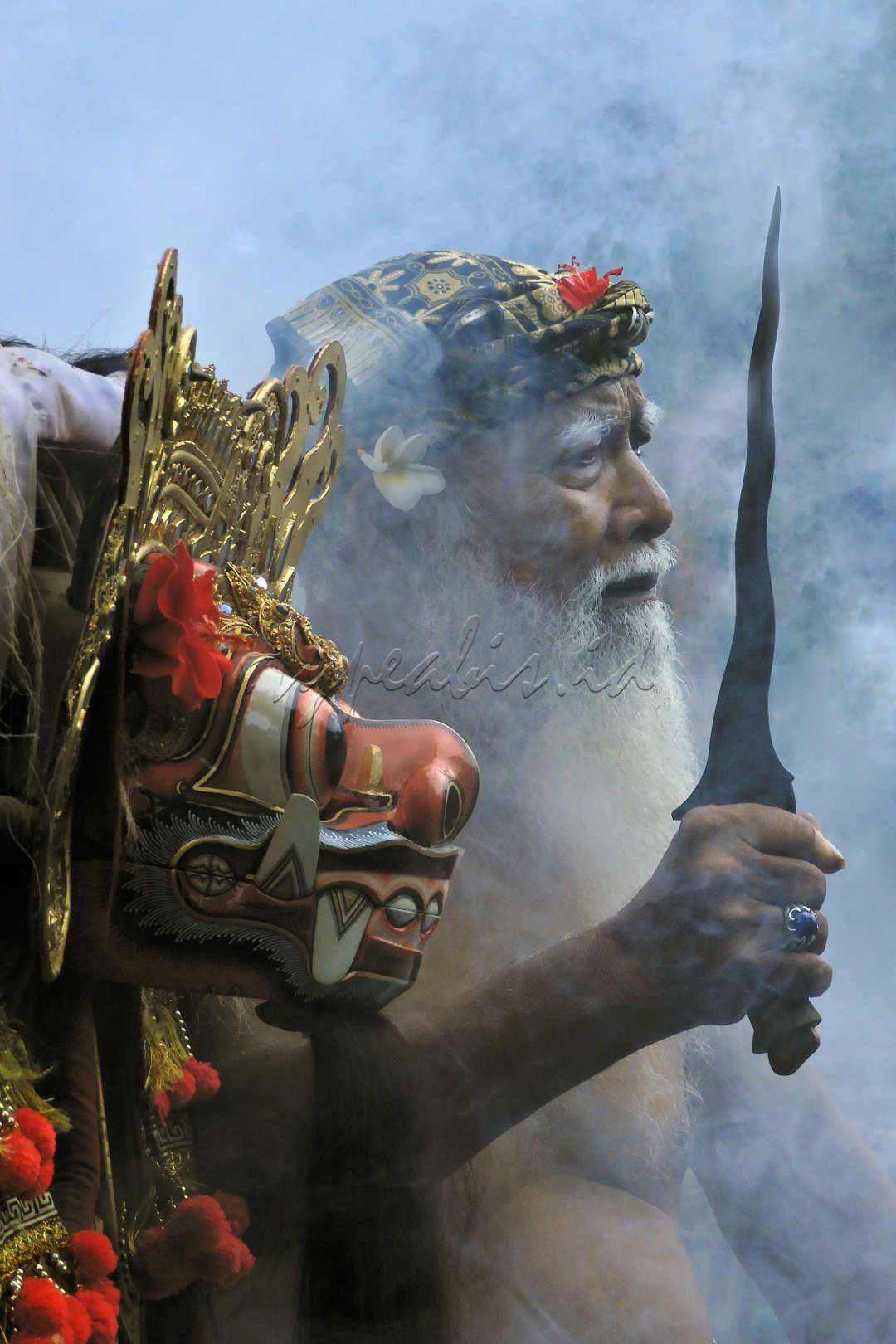 Bali selalu saja berada di jajaran terdepan dalam urusan melestarikan seni peninggalan para leluhur. Jika di daerah lainnya yang bisa ditemui adalah jejak-jejak peninggalan para leluhur, plus beberapa kesenian yang masih berusaha dipertahankan dan dilestarikan, maka di Bali seni, adat dan budaya peninggalan para leluhur masih lestari dalam aktivitas keseharian masyarakatnya di seantero Bali.<br />
<br />
Tari Barong (termasuk juga para penarinya) adalah salah satu legenda yang hingga hari ini bisa ditemui dalam kehidupan sehari-hari di tengah hiruk-pikuknya abad teknologi.<br />
<br />
Bagi yang pernah dan sering datang ke Bali, rasanya selalu saja ada kesenian maupun kearifan lokal lainnya yang masih belum sempat dilihat secara langsung. Dan kunjungan ke Bali senantiasa berisikan agenda-agenda baru hunting seni budaya yang belum sempat berjumpa secara nyata.