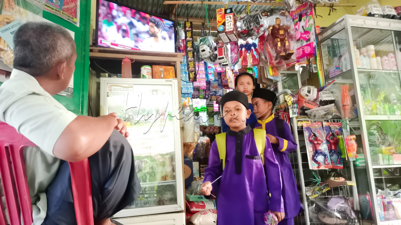 PESTA Laga Bola Dunia di Qatar ikut menjadi perhatian khusus masyarakat sejagad, termasuk warga yang menetap di pelosok-pelosok desa yang ada di Indonesia, dan salah satunya masyarakat yang memiliki hobi menonton permainan bola bundar itu di Desa Jawi-Jawi, Kecamatan Kampar, Riau. 