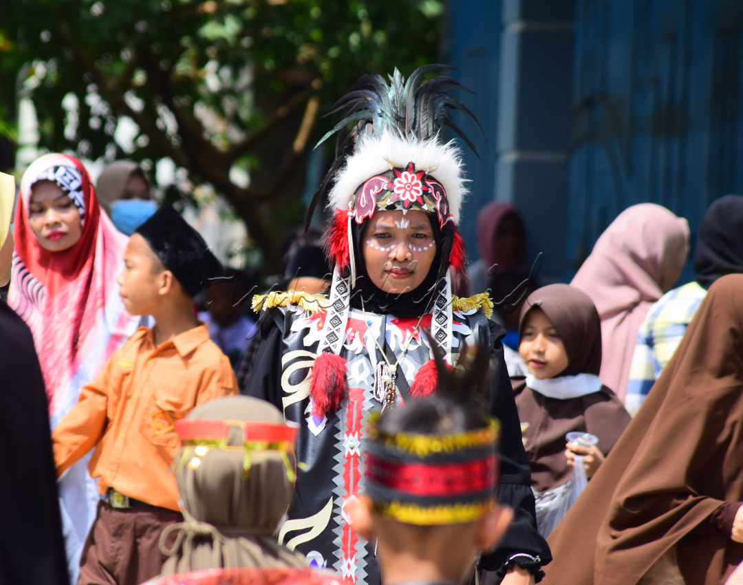 Baju kurung merupakan baju atasan wanita Papua dan Papua Barat yang sebenarnya sudah mendapat pengaruh dari budaya luar. Sehingga baju kurung ini bisa dikatakan sebagai baju adat Papua modern.<br />
Selain itu, baju kurung hanya dapat digunakan oleh masyarakat Papua dan Papua Barat yang menetap di daerah sekitar kota Manokwari.