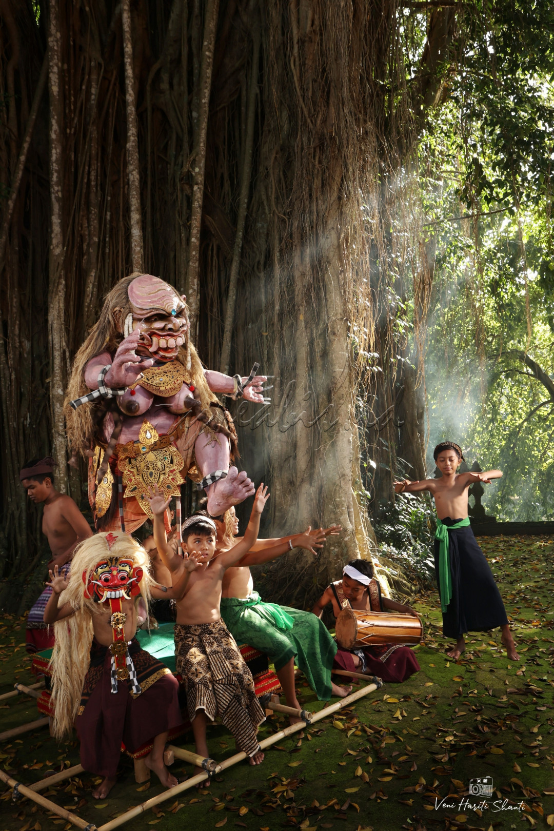 Ogoh-ogoh adalah karya seni patung dalam kebudayaan Bali yang menggambarkan kepribadian Bhuta Kala. Dalam ajaran Hindu Dharma, Bhuta Kala merepresentasikan kekuatan alam semesta dan waktu yang tak terukur dan tak terbantahkan.
