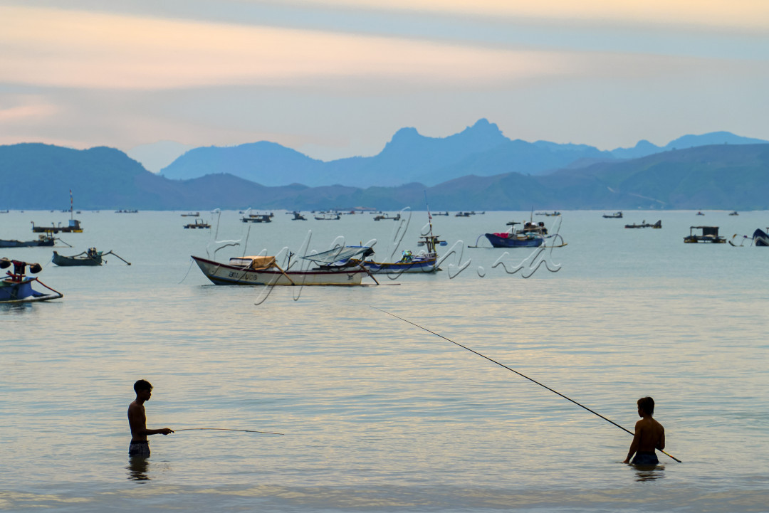 Nelayan yang tinggal di wilayah Pesisir pantai Selong Belanak Lombok dengan mata pencaharian utama mereka adalah memanfaatkan sumberdaya alam yang terdapat di lautan baik berupa ikan, udang, rumput laut, dan kekayaan laut lainnya. Pendapatan dari hasil melaut merupakan sumber pemasukan ekonomi utama bagi nelayan di tempat ini.<br />
Besar kecilnya pendapatan mereka akan sangat mempengaruhi kemampuan nya dalam mengelola lingkungan rumah tempat tinggal dan hidup mereka.