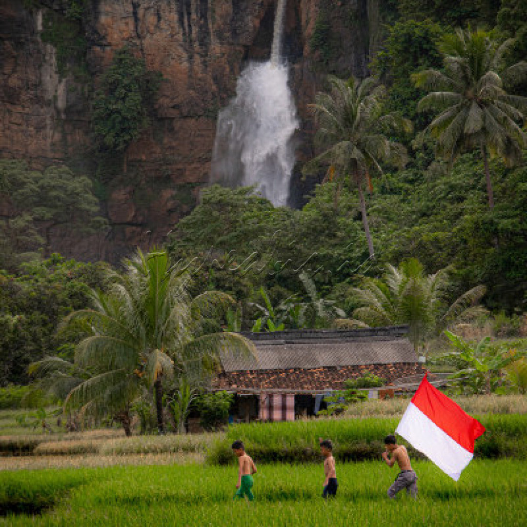 <div style="text-align: justify;">Curug Cimarinjung merupakan sebuah air terjun berketinggian sekitar 50 meter yang berada di Kabupaten Sukabumi, Provinsi Jawa Barat. Curug Cimarinjung terletak di kawasan Taman Bumi Ciletuh-Palabuhan ratu dan berjarak beberapa kilometer dari pesisir Pantai Palangpang. Pemandangan curug sudah dapat dilihat dari pintu masuk ke kawasan Desa Ciemas, dengan panorama yang membentang seperti persawahan dan pedesaan Curug Cimarinjung terletak di perbatasan Desa Ciwaru dan Desa Girimukti, Kecamatan Ciemas, Kabupaten Sukabumi, Jawa Barat. Rekomendasi rute terdekat adalah dimulai dari Kampung Cimarinjung, Desa Ciwaru. Sesuai dengan namanya, Curug Cimarinjung berada di aliran Sungai Cimarinjung pada ketinggian 100 meter di atas permukaan air laut (Mdpl). Sungai Cimarinjung merupakan salah satu sungai bermuara ke Teluk Ciletuh di Samudra Hindia.</div>