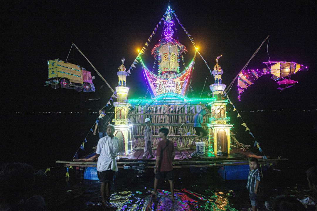 Warga membuat Rakik - Rakik (rakit) dari bambu yang menyerupai rumah adat dan masjid di Danau Maninjau, Kabupaten Agam, Sumatera Barat, Indonesia, Senin (2/05/2022). Menyambut Hari Raya Idul Fitri, masyarakat di Danau Maninjau menggelar tradisi membuat rakik-rakik hias untuk mengarungi Danau Maninjau dan tradisi ini menjadi daya tarik tersendiri bagi warga yang pulang lebaran.