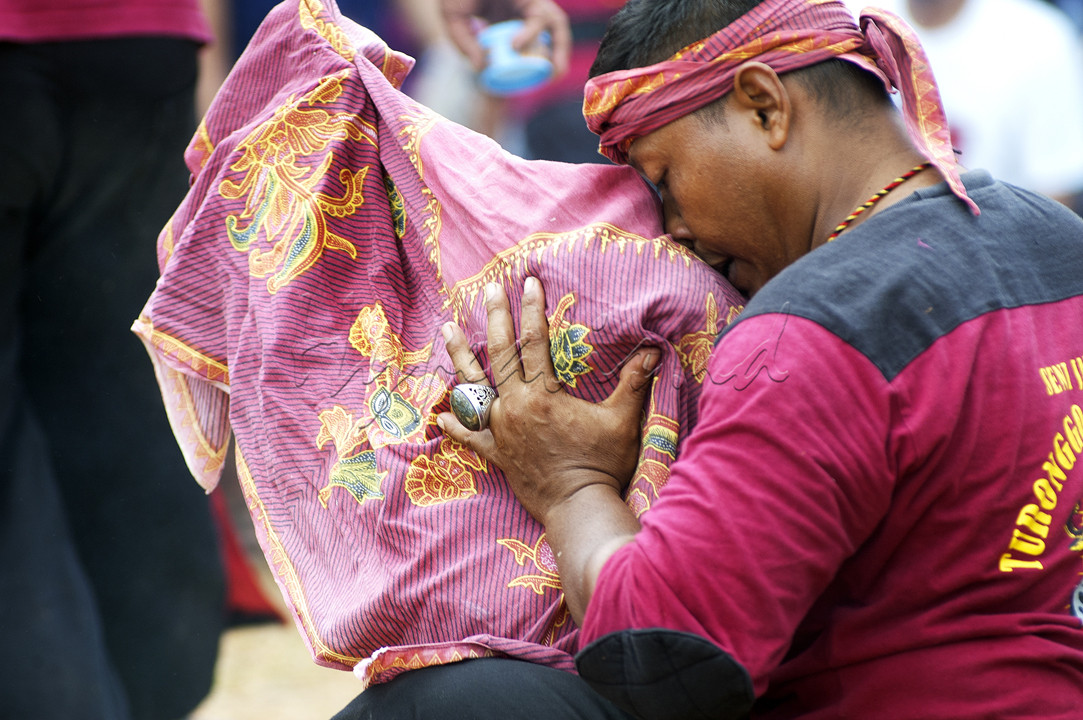 Salah satu prosesi pemberian wejangan kepada peserta seni jaranan baik sebelum dan sesudah pentas kesenian jaranan yang di adakan di kota Balikpapan, Kalimantan Timur. Peserta seni jaranan ini lebih banyak di dominasi kaum perempuan.