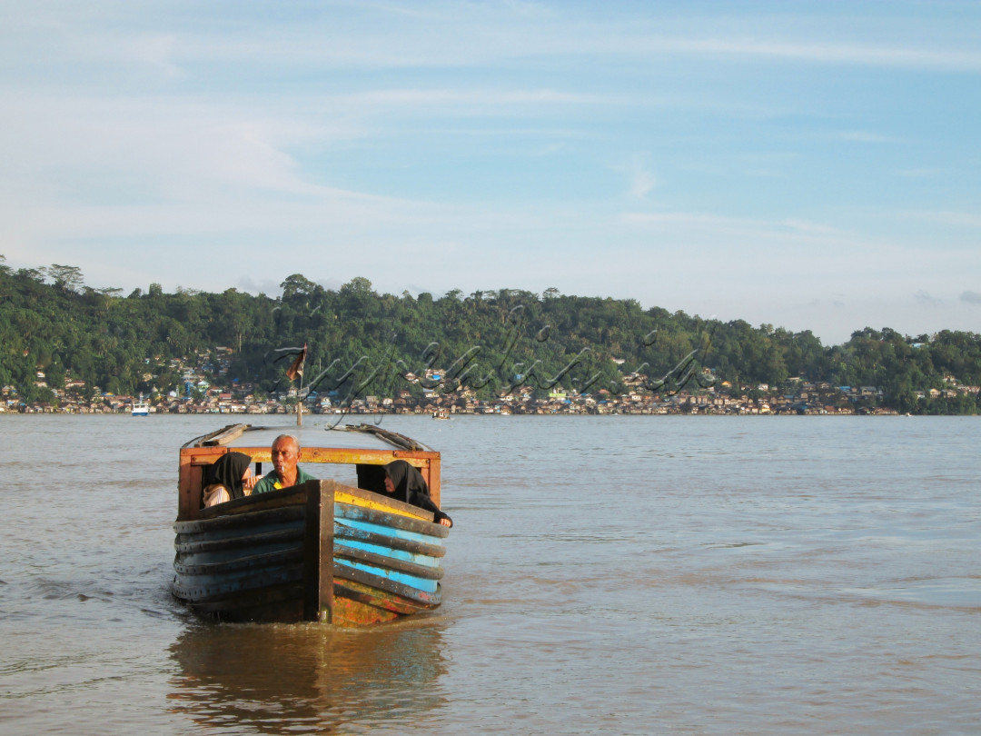 Perahu tambangan yang menjadi salah satu alat transportasi perairan sungai mahakam di Kota Samarinda.
