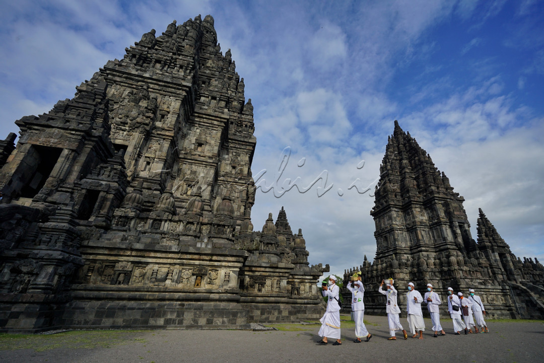 Upacara tawur agung diawali dengan prosesi mendak tirta dan bethara, atau berkeliling mengitari pelataran Candi Prambanan Rabu (2/3/2022). Usai mengikuti doa untuk keselamatan bangsa, umat Hindu yang hadir mengikuti ritual pencaruan dan murwakala serta dilanjutkan sembahyang bersama.