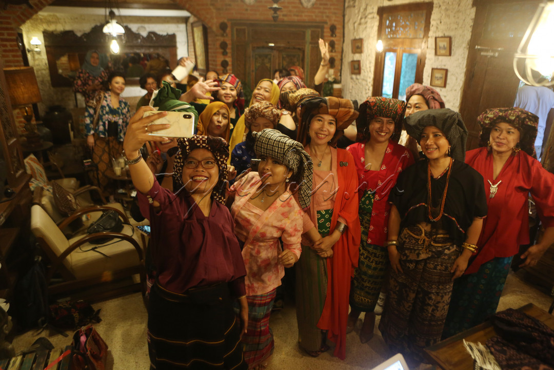 <br />
Kuluk. <br />
Perempuan lintas profesi, lintas agama, berswa foto usai mempraktekan memakai penutup kepala nusantara atau yg disebut Kuluk atau Tengkuluk di sebuah kafe di pinggiran Jakarta. Bangsa Indonesia telah mengenal penutup kepala sejak berabad lampau. Pentup kepala bagi laki-laki dan perempuan yang dikenakan dalam keseharian hingga menjadi identitas tradisional dan kehormatan. Terutama bagi perempuan, penutup kepala dalam kebudayaan masyarakat Nusantara memiliki ragam bentuk dan nama serta cara pemakaiannya. 