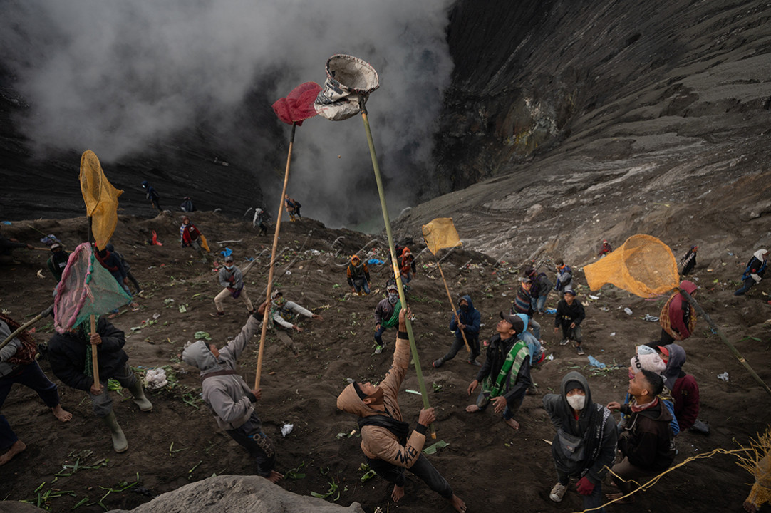 Salah satu ritual perayaan Yadnya Kasada yang paling umum adalah ritual adat labuh sesaji di kawah gunung bromo. Dimana saat menyaksikan ritual labuh sesajen mata akan tertuju kepada puluhan orang yang nampak sibuk berebut untuk menangkap dan mengumpulkan sesaji yang dilemparkan warga suku tengger ke arah kawah gunung bromo yang mana mereka disebut marit. Dimana aktivitas mereka terbilang sangat beresiko dan membahayakan diri mereka karena berada dalam lereng kawah gunung bromo. 
