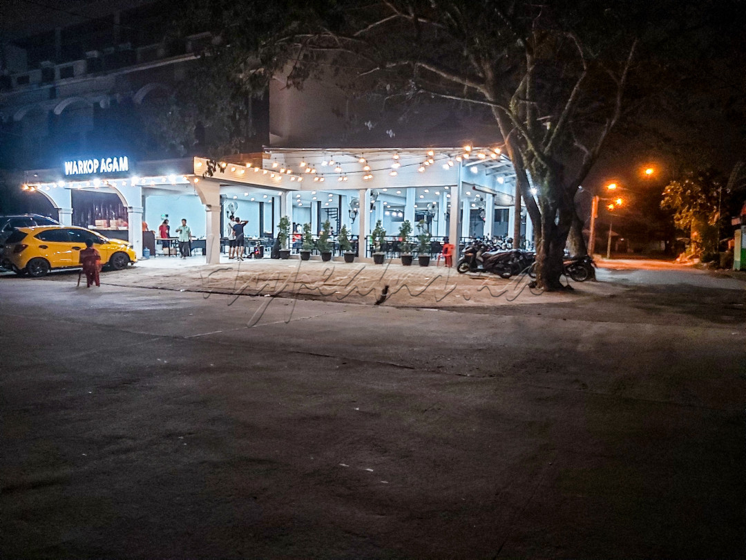 WARUNG KOPI. <br />
Menjamurnya warung kopi di kota Medan dengan varian rasa yang kekinian (zaman now) serta fasilitas wifi gratis dan menampilkan live musik. Di jadikan tempat "nongkrong " semua golongan usia.
