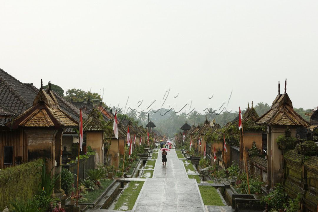 Tahukah Sobat Pesona, ada tiga desa yang dinobatkan sebagai desa terbersih di dunia? Nah, Desa Penglipuran Bali adalah satu di antaranya. Berkat kebersihan dan kerapiannya, desa wisata yang terletak di Bangli ini juga berhasil menyabet beberapa penghargaan diantaranya Kalpataru, ISTA (Indonesia Sustainable Tourism Award) pada tahun 2017, dan yang terbaru, destinasi ini masuk dalam Sustainable Destinations Top 100 versi Green Destinations Foundation. 