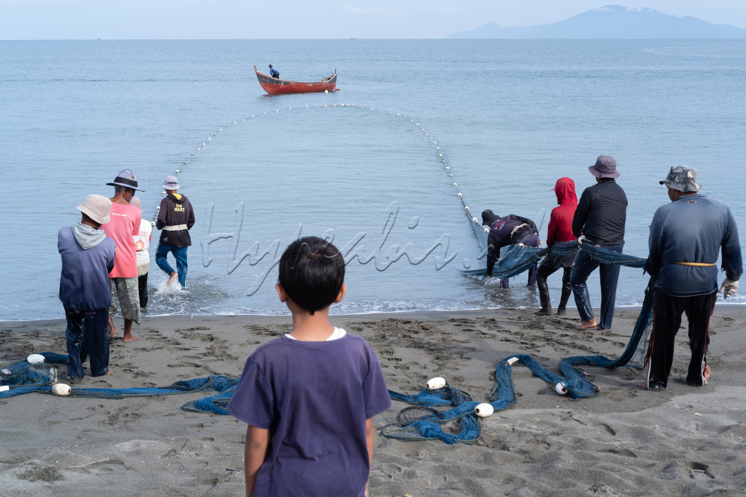 Nelayan di Pantai Alue Naga Kota Banda Aceh sedang melakukan aktivitas menangkap ikan dengan cara tradisional menggunakan jala yang dihamparkan di pinggir pantai kemudian ditarik kembali (Tarek Pukat) pada 05 November 2022.<br />
<br />
Tarek pukat telah menjadi tradisi nelayan dalam menangkap ikan di pinggir pantai demi menjaga kelestarian SDA. Indonesia kaya menjadikan para nelayan ini bisa bertahan dalam mencukupi ekonominya hingga kini.