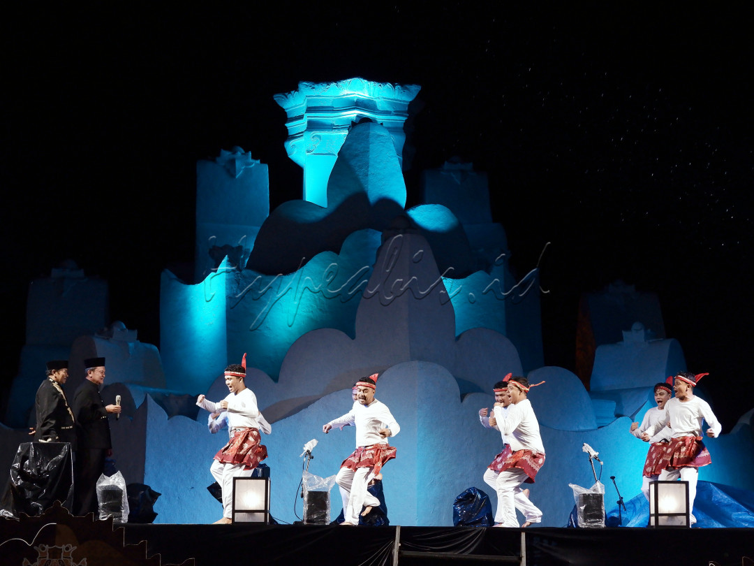 Para penari membawakan tarian Seudati saat event festival Gunongan di Komplek Cagar Budaya Gunongan, Kota Banda Aceh pada 23 Oktober 2022.<br />
<br />
Setelah pandemi mereda, berbagai acara seni budaya kembali hadir memeriahkan hiburan dan wisata. Menghadirkan ragam seni tari dan budaya yang menunjukkan Indonesia begitu kaya.