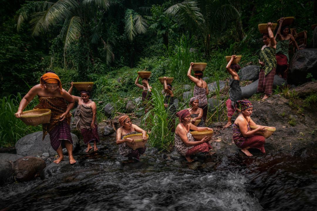 Cuci Beras adalah Upacara yang dilakukan oleh wanita suku adat bayan Kaki Gunung Rinjani Lombok. Upacara ini dilakukan saat perayaan bulan kelahiran Nabi Muhammad saw dan bertempat di aliran sungai Senaru Kaki Gunung Rinjani. Budaya di suku ini merupakan perpaduan erat antara Islam dan Hindu dan dimana Prosesi Cuci Beras ini sudah dilakukan secara turun temurun oleh nenek moyang mereka. 