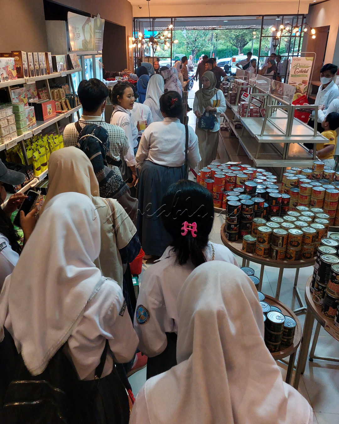 Sejak Indonesia lepas dari pandemi, sekolah mulai belajar tatap muka lagi. Sekolah pun kembali mengadakan studi lapangan. Salah satu tujuan kegemaran tentu saja Yogyakarta. Pelajar yang ikut tidak pernah sedikit dan pastinya berpengaruh sangat besar pada sektor pariwisata dan ekonomi. Terutama tempat-tempat penjualan bakpia, yang merupakan makanan khas Yogyakarta, diburu para pelajar ini. Terlihat antrian pembeli yang akan melakukan transaksi. Rata-rata uang yang dikeluarkan pelajar-pelajar ini dari 150ribu rupiah hingga 750ribu rupiah. 