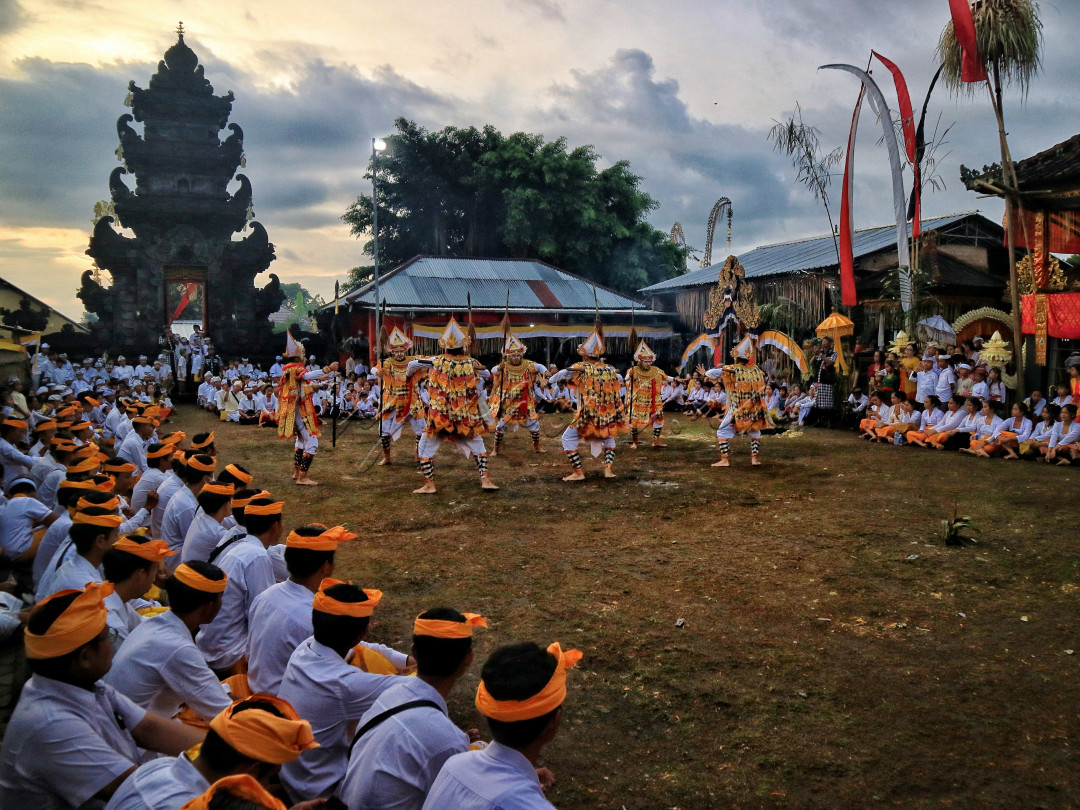 <br />
Tari baris merupakan seni tarian perang yang membawa senjata tombak dengan busana awiran berlapis- lapis yang di gelar pada saat acara-acara tertentu umat hindu, <br />
Tarian ini bisa di jumpai di daerah badung,bangli,gianyar serta peninjoan narmada lombok, <br />
Dan tentunya tarian ini patut untuk di lestarikan untuk generasi selanjutnya. 