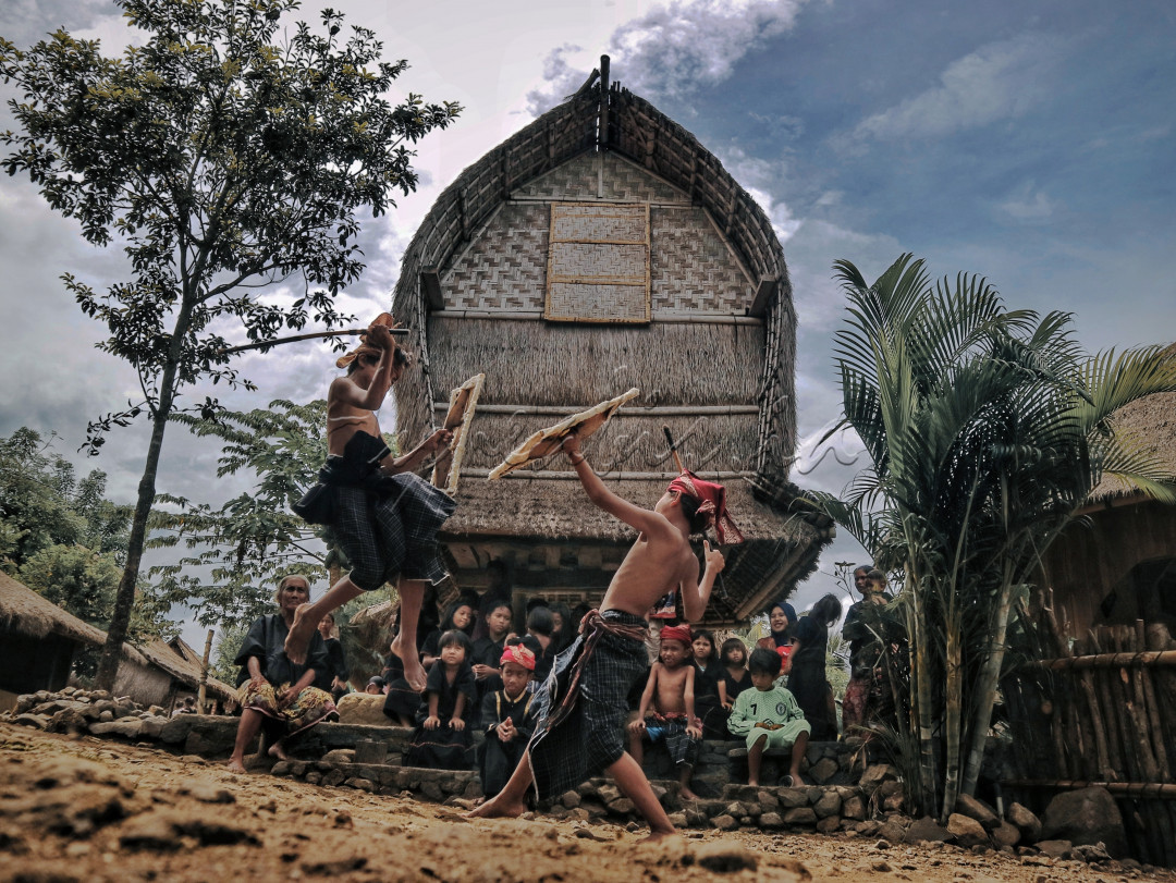 Presean merupakan seni tarian perang pada zaman dahulu di pulau Lombok yang sudah di wariskan secara turun-temurun dari zaman nenek moyang dan patut untuk di lestarikan untuk anak cucu kita pada generasi selanjutnya di era modernisasi. <br />
dengan bersenjatakan tongkat rotan(penjalin) dan berprisai kulit kerbau(ende) tradisi ini di lakukan oleh masyarakat suku sasak Lombok dan tentunya tradisi ini juga di pertunjukan agar menjadi daya tarik wisatawan terhibur dengan atraksi presean yang di mainkan oleh adik-adik yang berlokasi di desa tradisional wisata ende atau desa ende Lombok Tengah(ntb) <br />
