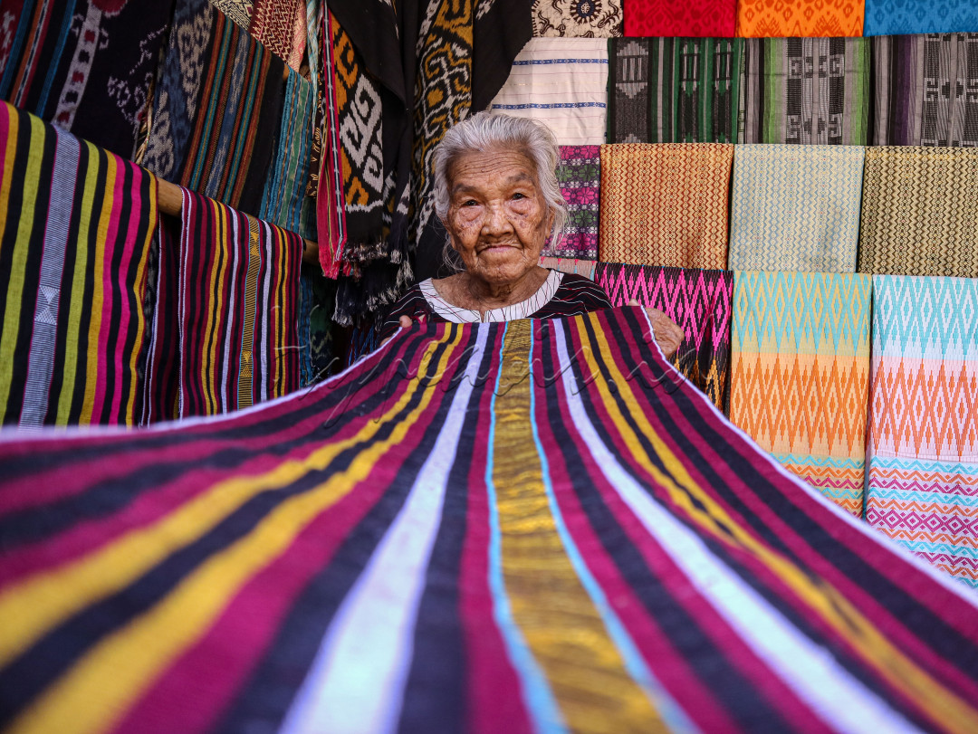 Papuq sum atau nenek sum adalah seorang penenun kain khas tradisional suku sasak lombok desa sade rambitan lombok tengah.<br />
dengan ciri khas serta corak warna yang beragam menjadi daya tarik wisatawan untuk berkunjung ke desa sade tsb. <br />
Sehingga wisatawan bisa memilih serta membeli hasil tenunan dan nantinya hasil penjualan dapat menghidupi satu keluarga di area desa tradisional sade tsb,meski pandemi melanda di beberapa tahun lalu yang membuat pemasukan sangat minim namun nenek sum tetap giat untuk terus berkarya.