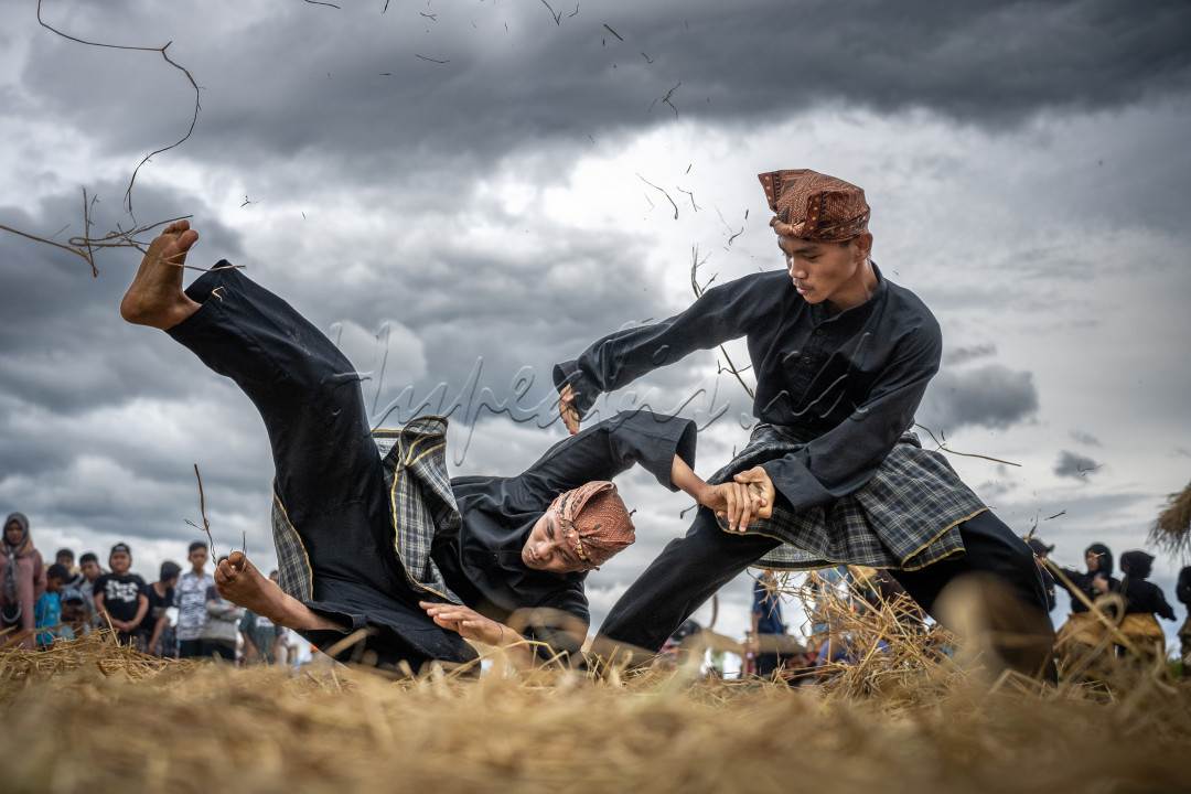 SILEK JARAMI (Silat Jerami) adalah salah satu kreasi tradisi pencak silat asal Sumatera Barat. Dinamai berdasarkan media arena pertunjukan dilakukan, yaitu diatas jerami. Biasanya dilakukan seusai panen padi oleh para petani.