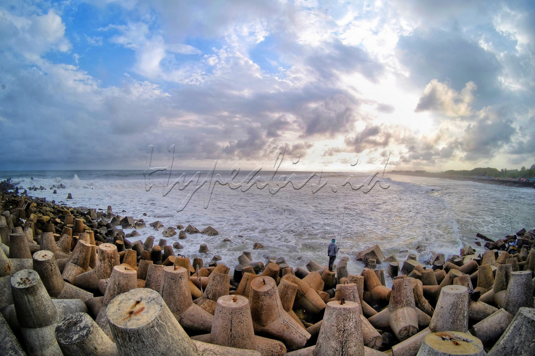 Indonesia memiliki beragam kekayaan bahari,salah satunya Pantai Glagah Yogyakarta,daya tarik utama pantai glagah yakni gempuran ombaknya yg dahsyat dan keindahan senja ketika matahari mulai terbenam