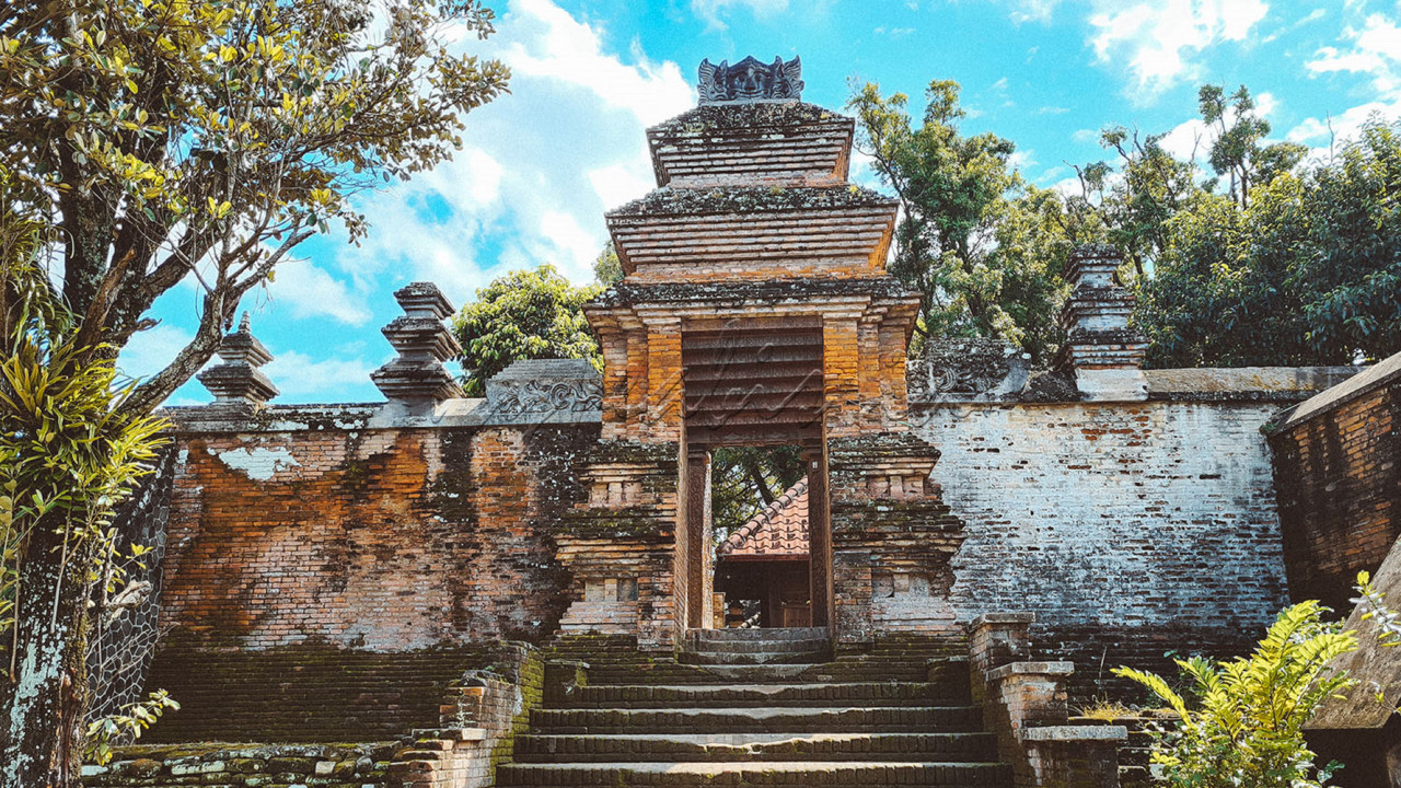 Masjid Gedhe Mataram (bahasa Jawa: ??????????????????, translit. Masjid Gedhé Mataram) adalah masjid tertua di Yogyakarta. Berlokasi di selatan kawasan Pasar Kotagede sekarang, tepatnya di kelurahan Jagalan, kecamatan Banguntapan, Bantul. <br />
<br />
Gapura depan masjid berbeda dengan masjid pada umumnya. Karena gapura tersebut menyerupai tempat peribadatan umat Hindu atau Buddha. Bentuk gapura tersebut ada yang menyebutnya sebagai rana/kelir, di mana jika ada orang yang hendak memasuki halaman masjid harus belok ke kanan. Halaman masjid masih cukup luas. Di teras depan masjid terdapat kolam ikan kecil. Jika sudah masuk ruang utama masjid, akan terasa betul bagaimana kunonya dan nilai sejarah masjid ini. Bangunan menyerupai joglo dan tiang penyangga dari kayu jati adalah salah satunya. Kemudian mimbar imam juga terkesan klasik. Terdapat pula sebuah kotak amal yang berbentuk lucu seperti maket atau replika masjid. Di sebelah kiri bangunan masjid, terdapat jalan masuk menuju ke makam. Pintu jalan masuk juga berupa rana/kelir. Dengan tembok-tembok yang juga mempunyai desain arsitektur zaman dulu. Masjid Kotagede ini dibangun pada zaman Kerajaan Mataram pada tahun 1586 oleh Panembahan Senapati bersama-sama dengan masyarakat setempat yang umumnya Hindu dan Buddha. <br />
<br />
????Eed pake d<br />
<br />
#LombaFotoNusantaraSakti<br />
#BisnisIndonesiaFoto<br />
#hypeabisid