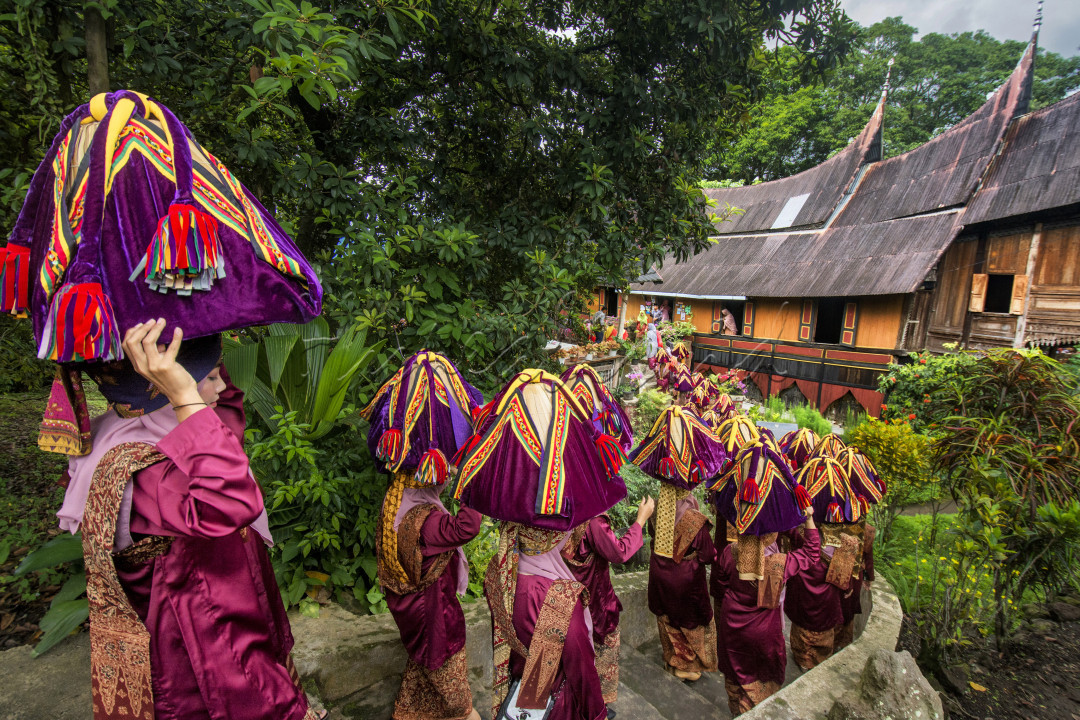 Tradisi Arak Bajamba adalah tradisi di setiap daerah atau nagari masyarakat minangkabau sumatra barat, arak bajamba yang bisa disebut juga tradisi arak arakan membawa masakan tradisional oleh masyarakat, berupa dulang berisi nasi dan lauk-pauk yang tersusun rapi, yang akan disajikan pada saat acara acara adat , seperti acara pengangkatan datuk / pemimpin adat, hari hari besar peringatan agama islam, pesta pernikahan, serta pada saat penyambutan tamu tamu adat yang datang berkunjung kedaerah minangkabau dan disambut dengan duduk bersama didalam satu ruangan sembari menikmati masakan masakan adat dari daerah tersebut, Tradisi ini diperkirakan telah ada sejak Islam masuk ke Minangkabau sekitar abad ke-7M. 