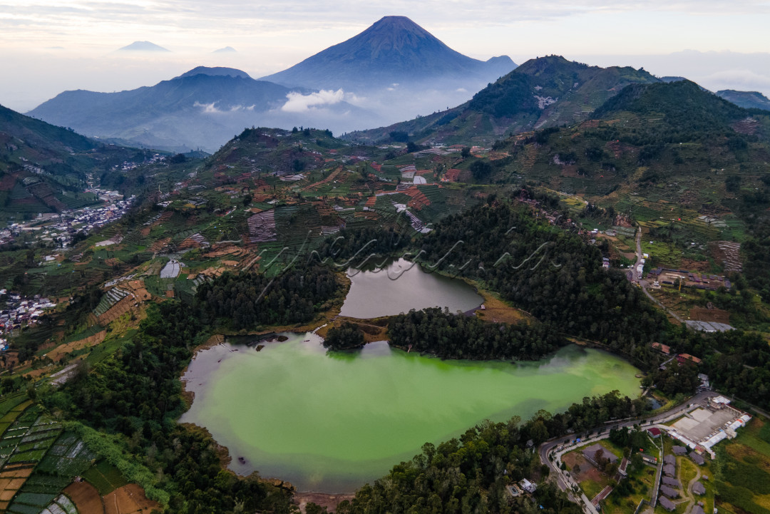 Kontribusi sektor Pariwisata berperan besar dalam pergerakan roda ekonomi Indonesia. Salah satu wisata yang menjadi andalan di negeri ini yaitu Telaga Warna yang terletak di kawasan Wisata Dieng, Wonosobo, Jawa Tengah.
<div> </div>
<div>Telaga ini disebut telaga warna karena telaga ini memiliki warna yang bisa berubah-ubah, terkadang hijau dan kuning. Pasalnya, danau tersebut mengandung banyak kandungan belerang dan jika terkena sinar matahari, warna airnya akan berubah warna. Telaga Warna terletak di ketinggian 2.000 meter di atas permukaan laut.</div>
<div>Telaga ini juga dikelilingi bukit dan Gunung indah yang cocok untuk hiking.</div>
<div>Jika ingin mendapatkan sensasi yang lebih indah, Anda bisa mendaki salah satu bukit di Telaga Warna dan yang paling populer adalah Batu Ratapan Angin. Dari sana Anda bisa melihat telaga warna dari atas bukit dan melihat pemandangan indah di sekitar Telaga Warna.</div>
<div> </div>