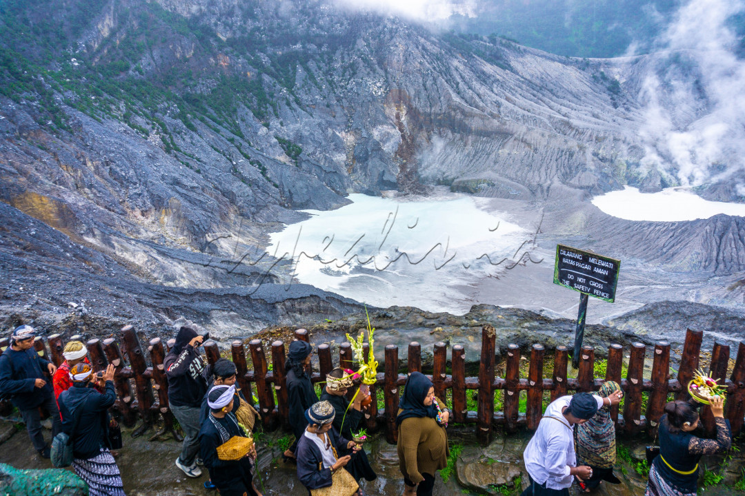 Ngertakeun Bumi Lamba merupakan ritual tahunan yang biasa digelar di daerah Jawa Barat dan digelar pada bulan ke-7 sesuai penanggalan Sunda di kawasan Gunung Tangkuban Parahu.
<div>Ngertakeun Bumi Lamba merupakan bentuk rasa syukur dan terima kasih kepada Tuhan karena sudah memberikan keberkahan hidup melalui gunung berapi yang subur dan memberikan sumber pangan yang bermanfaat bagi banyak orang. Gunung berapi dalam aspek ini juga dimaknai sebagai pengingat kepada manusia, jika manusia berbuat serakah maka Tuhan melalui gunung berapi akan berupaya mengingatkan untuk tidak berlebihan dalam mengeksploitasi sumber daya, sehingga tidak merugikan manusia lain.</div>
<div>Jadi maksud tradisi ini adalah sebagai sebuah anjuran dalam mengelola alam dengan bijaksana sekaligus mengenal batas-batas yang diajarkan nenek moyang.</div>