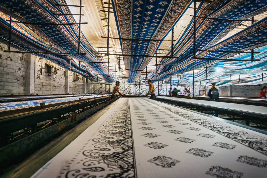 Batik sablon menjadi bukti jika perkembangan zaman dan teknologi mampu memberikan inovasi baru dalam teknik pembuatan batik dan media penerapannya. Batik sablon mempunyai keunggulan yaitu, mampu memproduksi batik dalam jumlah banyak dan dengan estimasi waktu yang cepat dengan kualitas kain terbaik. Selain itu, harganya yang terjangkau menjadikan batik jenis ini lebih banyak digemari oleh masyarakat. Batik sablon di produksi secara manual menggunakan peralatan tradisional dan masih mengandalkan tangan manusia. Akan tetapi, hal tersebut tidak menjadikan kualitas produksinya menurun. Banyak konsumen yang memilih batik jenis ini untuk dijadikan bahan seragam, baik seragam sekolah anak-anak, seragam kantor, seragam perusahaan, seragam instansi, hingga seragam Dinas